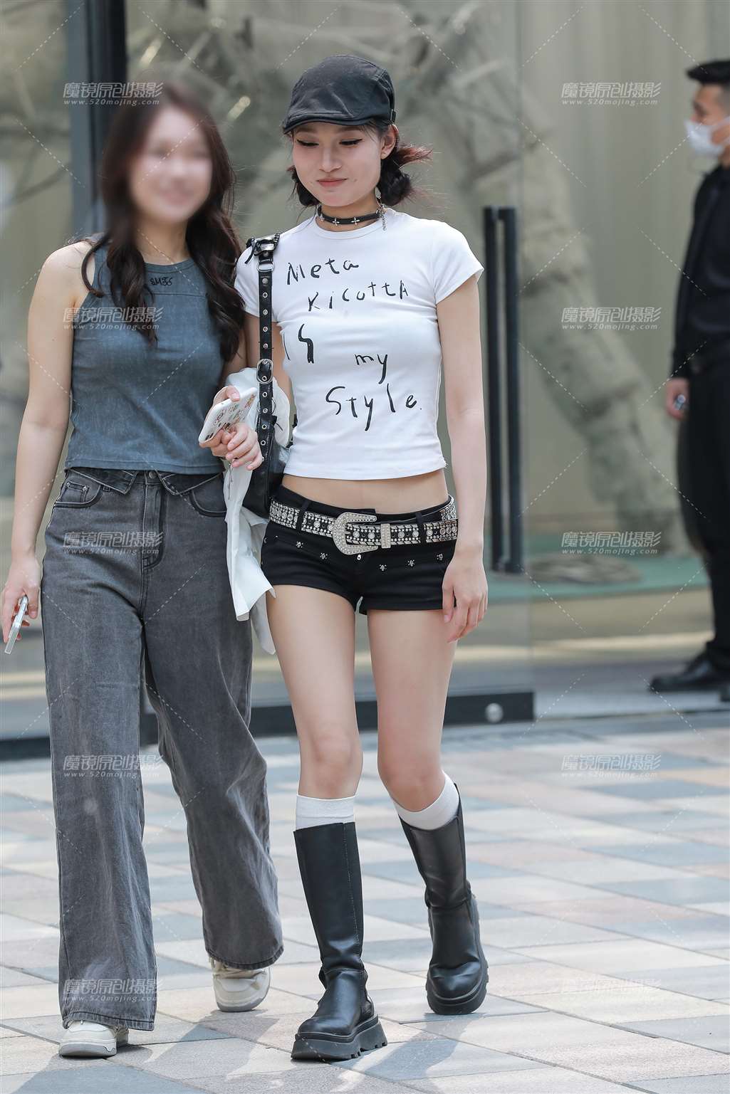 图片[5]-黑色热裤美女-街拍流行馆