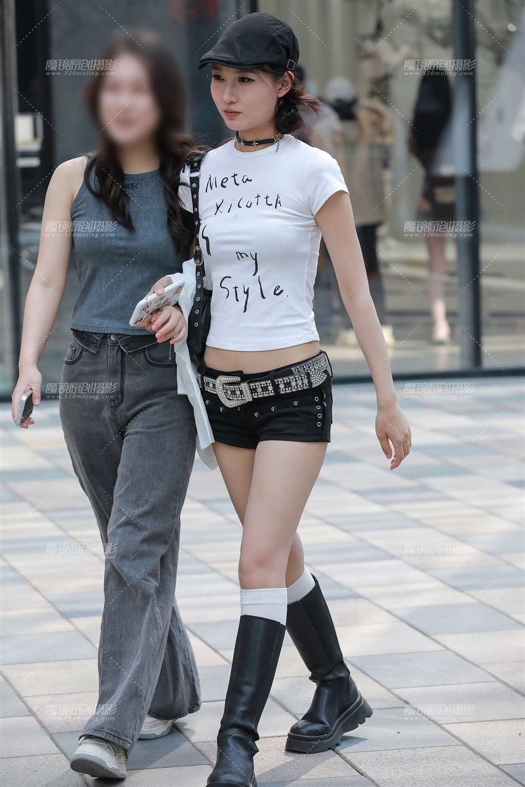图片[1]-黑色热裤美女-街拍流行馆