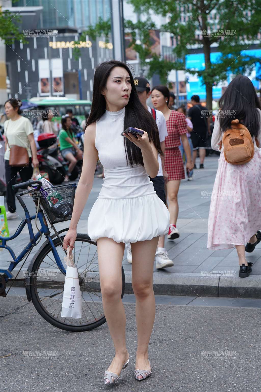 图片[1]-白裙美腿-街拍流行馆