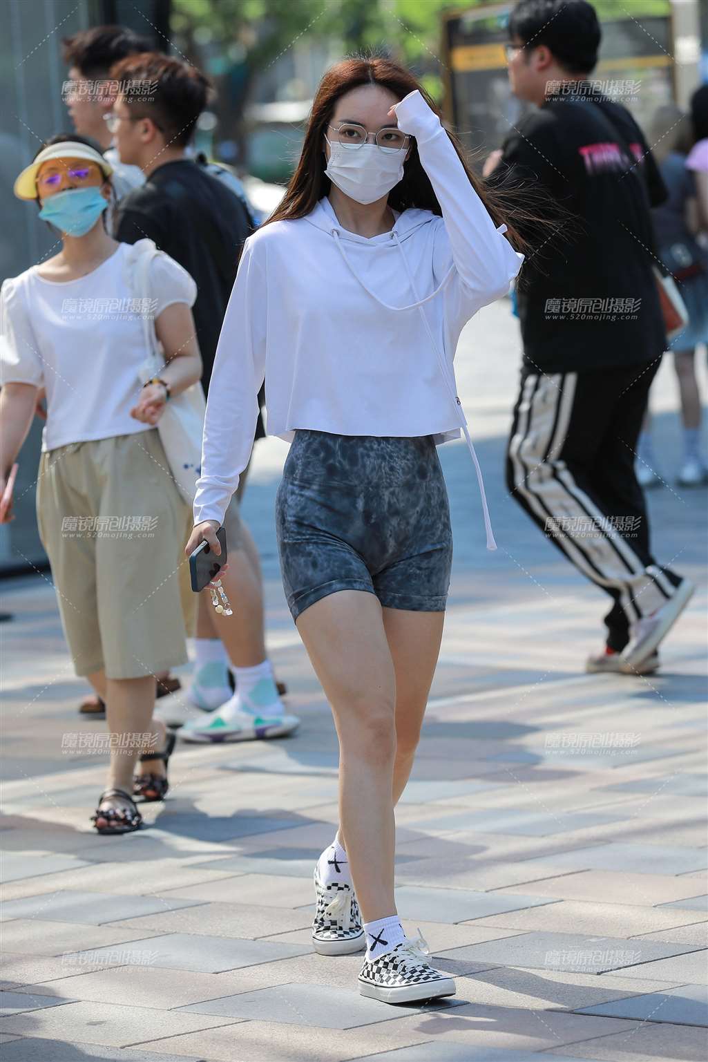 图片[3]-灰色瑜伽短裤美女-街拍流行馆