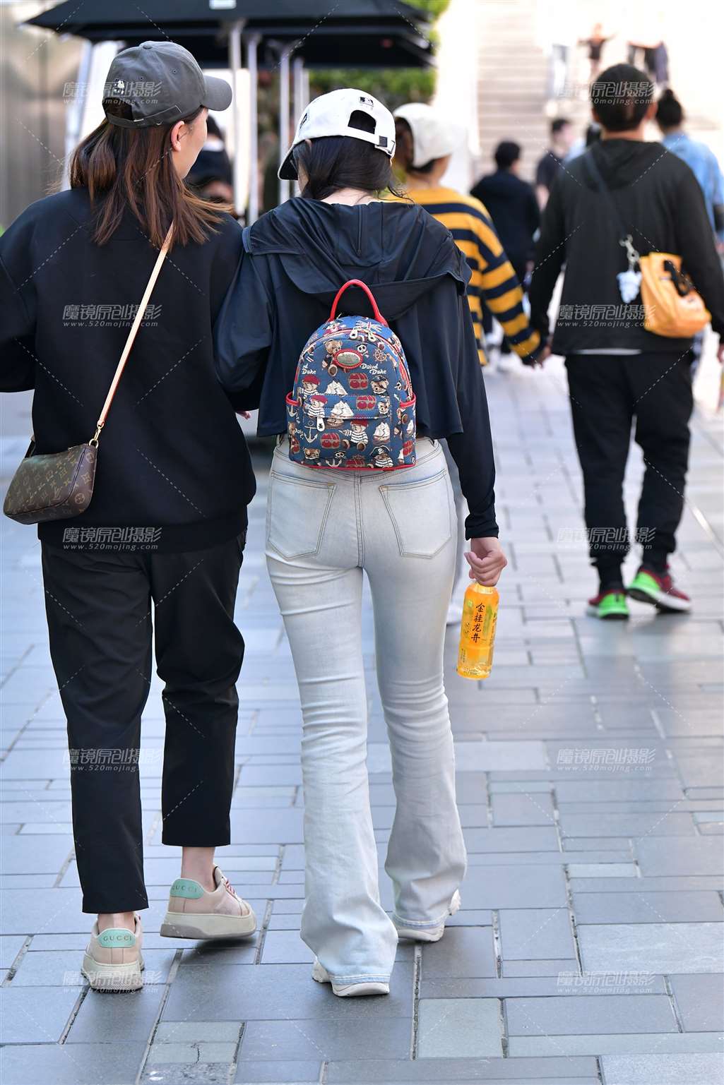 图片[2]-短衫浅色牛仔裤美女-街拍流行馆