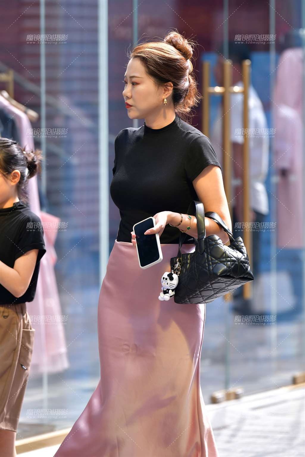 图片[4]-韵味绸缎裙美女-街拍流行馆
